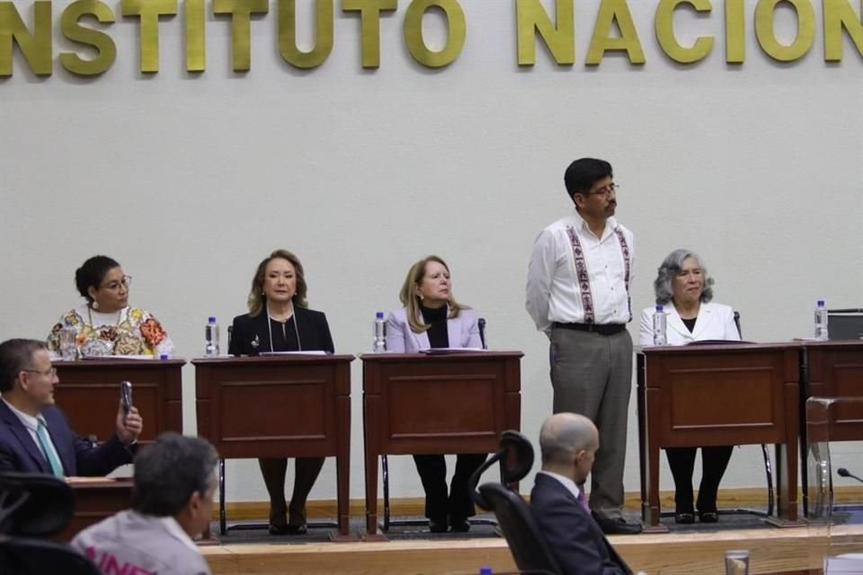 El próximo presidente de la Corte, Hugo Aguilar, junto con las otras candidatas ganadoras en la elección del pasado 1 de junio.