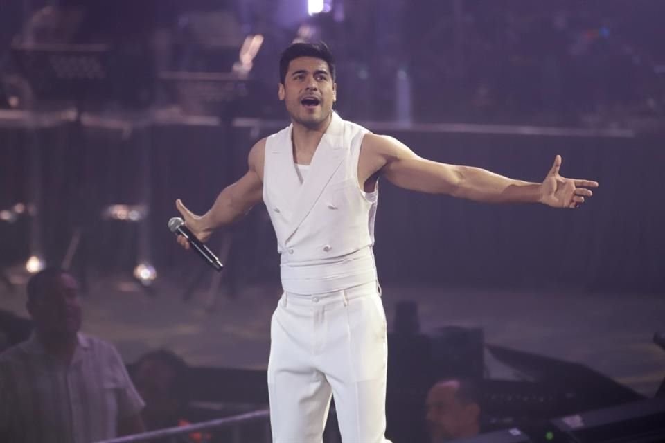 Carlos Rivera ofreció una noche llena de emociones en el Auditorio Metropolitano como parte del cierre de su gira La Última Gran Fiesta XX.