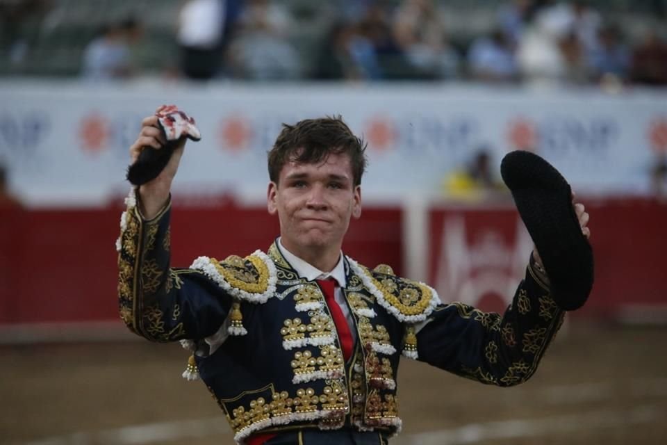 El novillero tapatío Axel López paseó dos orejas en la Novillada de Triunfadores de la Plaza de Toros Nuevo Progreso.