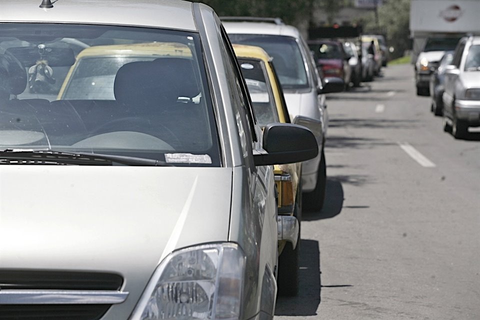 Si alguien deja una tarjeta con su número o e-mail en un auto que presenta un daño en el retrovisor, o en otra parte, y promete hacerse responsable, hay que dudar antes de llamar. 