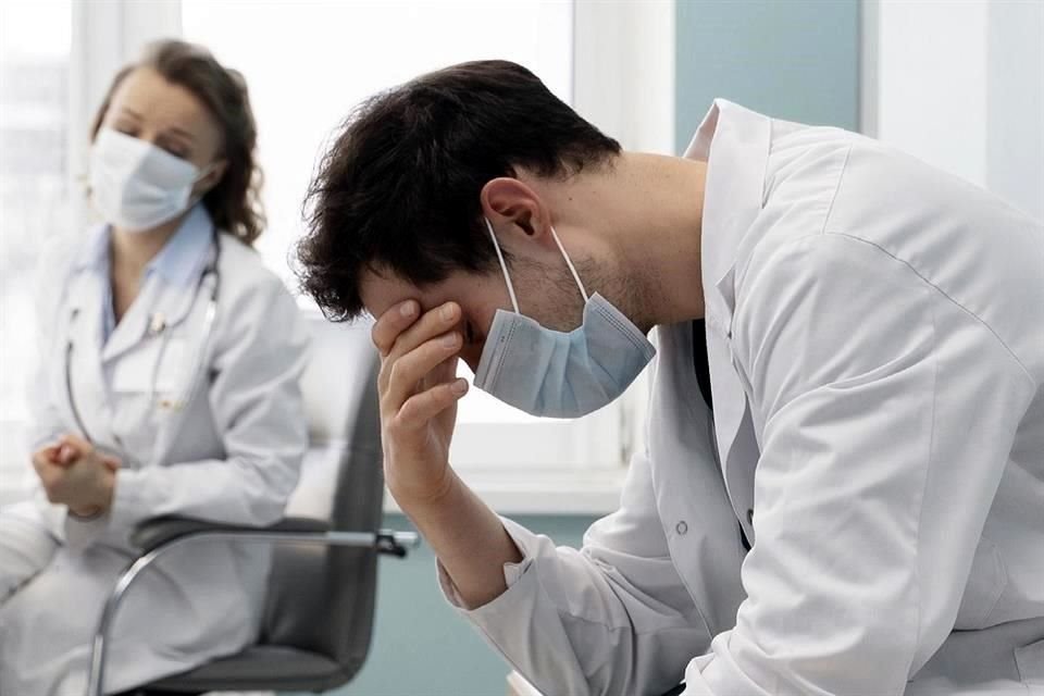 Residentes médicos sufren violencia psicológica, jornadas inhumanas y abusos que los llevan a crisis mentales e incluso riesgo suicida.