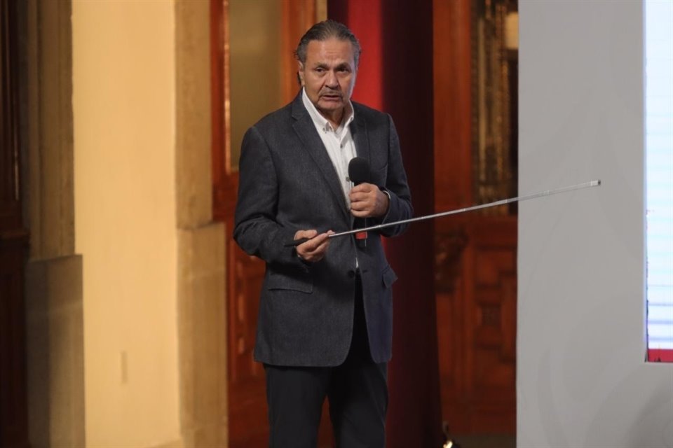 El director del Infonavit dijo que buscan que personas que ocupan viviendas deshabitadas puedan adquirirlas 'a un precio muy económico'.