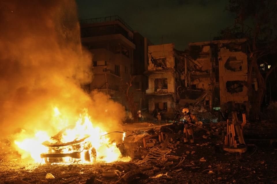 Bomberos trabajan para extinguir un incendio después de que un misil lanzado por Irán alcanzara Tel Aviv, Israel, el 16 de junio de 2025.