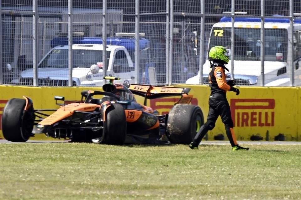 Lando Norris quiso sacarle el cuarto lugar a Oscar Piastri, pero su maniobra le costó cara, ya que su auto terminó destrozado en la parte izquierda.