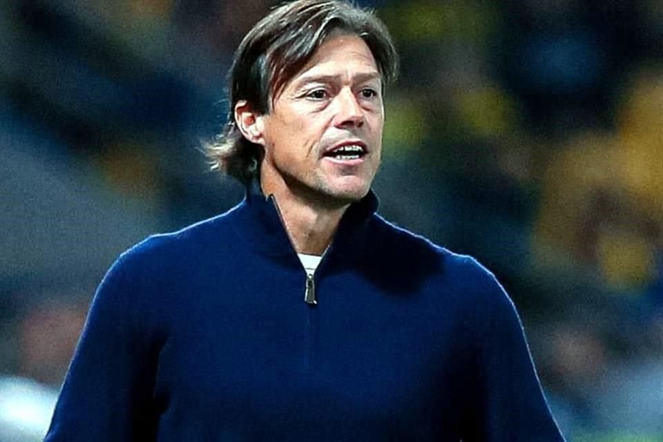 Matías Almeyda dirigirá al Sevilla por las próximas tres temporadas, siendo su segunda etapa con el club español tras su paso como jugador en la campaña 1996-97.