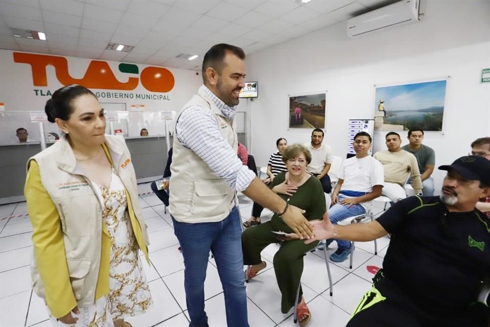Gerardo Quirino realizó la apertura del módulo para la realización del trámite de licencias de giros comerciales en la Plaza Gavilanes, en López Mateos Sur.