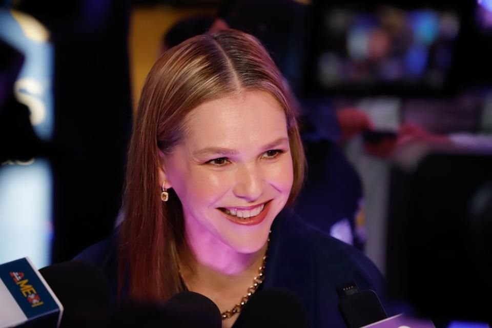 La cantante Kika Edgar dijo que no tiene nada que ver con el rompimiento sentimental entre Laura Flores y Lalo Salazar.