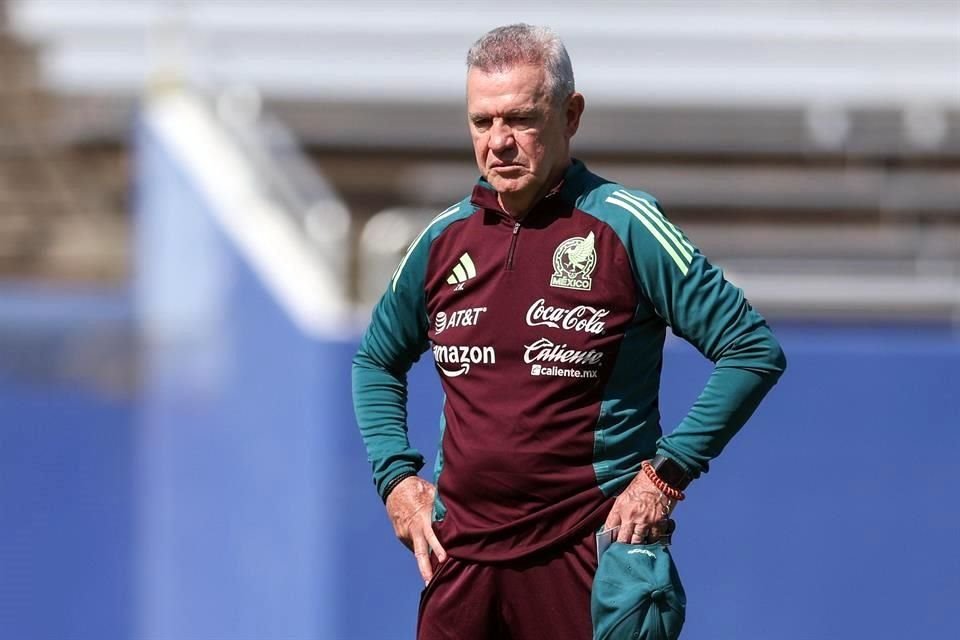 Javier Aguirre estuvo al pendiente de la actividad en el entrenamiento de la Selección.