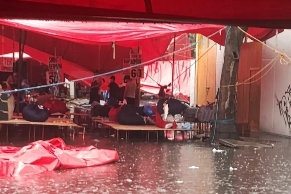 El tianguis de Velódromo quedó inundado tras las lluvias de este lunes.