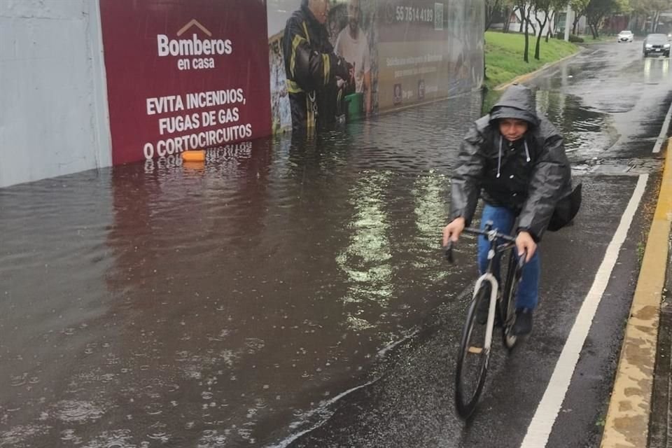 El bajo puente de Eje 3 sur y Viaducto luce inundado.