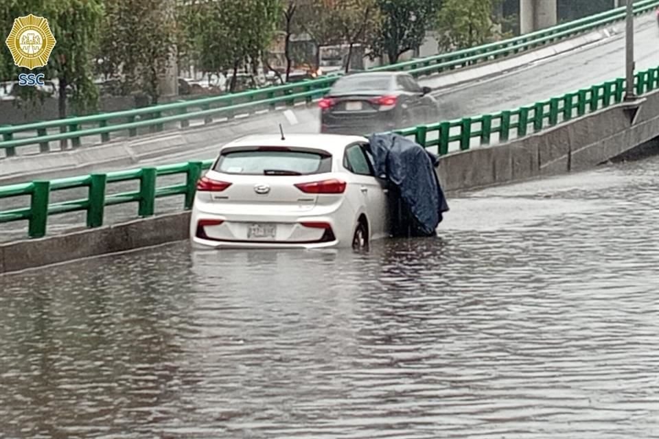 Elementos de la SSC auxiliaron a un automovilista que se quedó varado en la Colonia Pedregal de Carrasco.