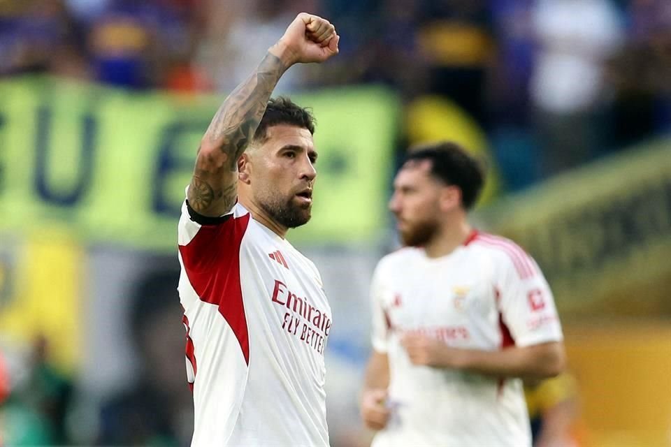 Nicolás Otamendi celebrando su gol que definió el 2-2 en Miami.
