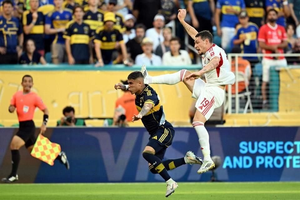 Belotti levantó de más la pierna y golpeó en la cabeza a Ayrton Costa, lo que le costó la roja.