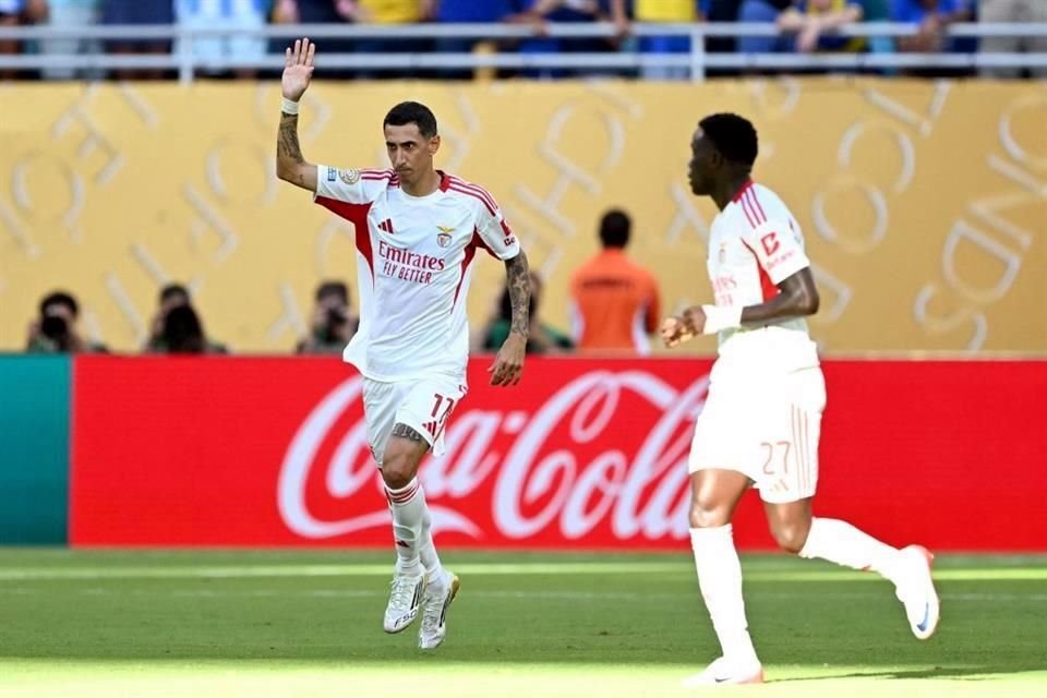 Ángel Di Maria acertó el tiro penal y antes de que terminara la primera parte puso el 2-1.
