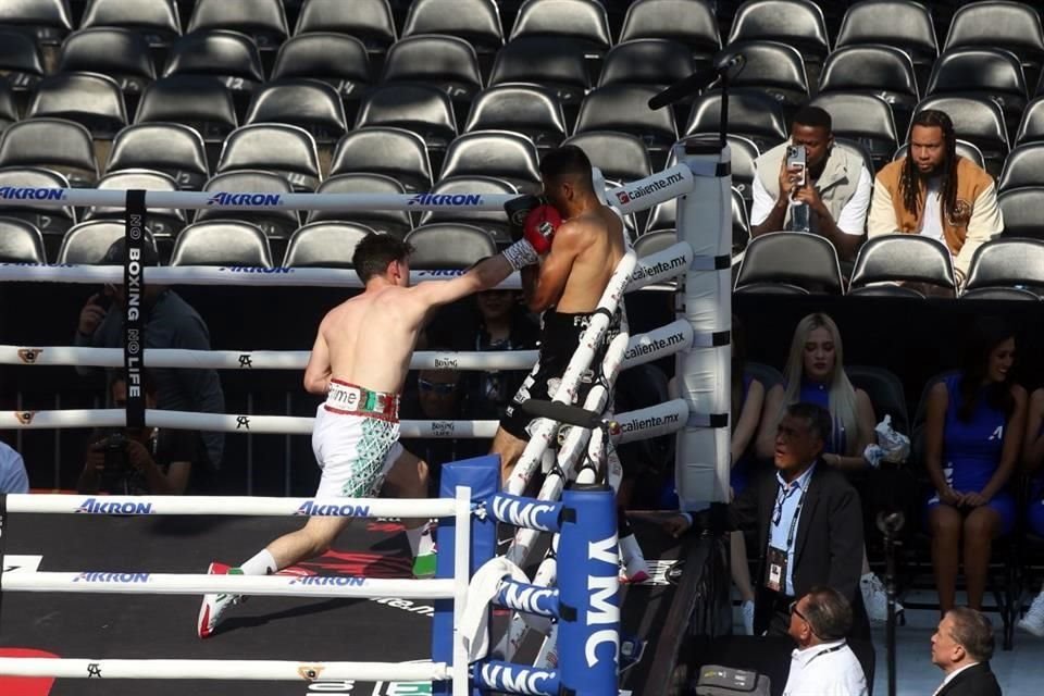 Johan Álvarez en su último combate contra Johan Rodríguez, en el Estadio AKRON.