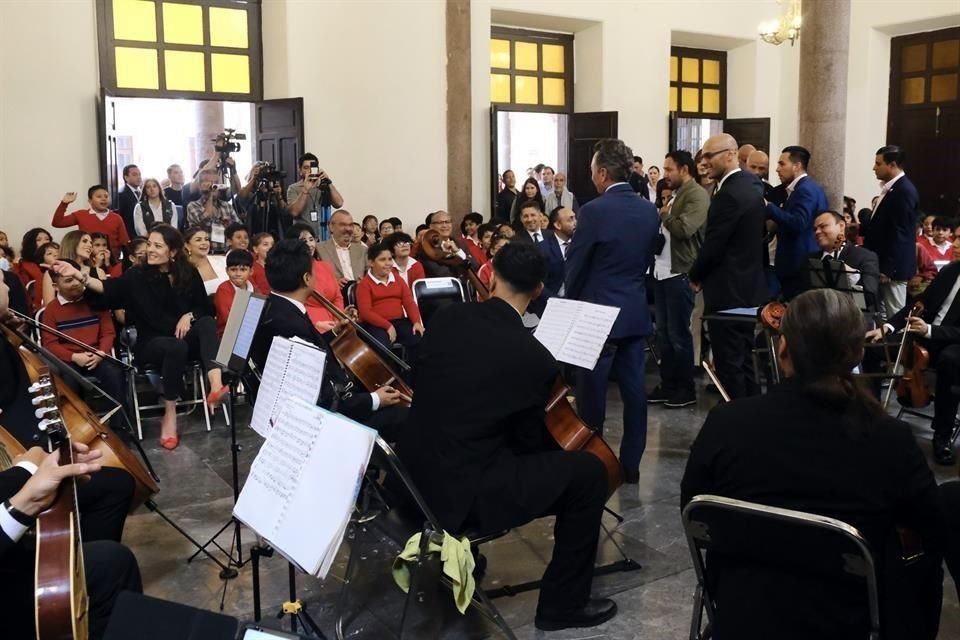 Jalisco celebra 202 años con concierto y expo conmemorativa, con la Orquesta Típica de Jalisco y con la exposición colectiva 'Representaciones Jaliscienses', en el Edificio Arróniz.