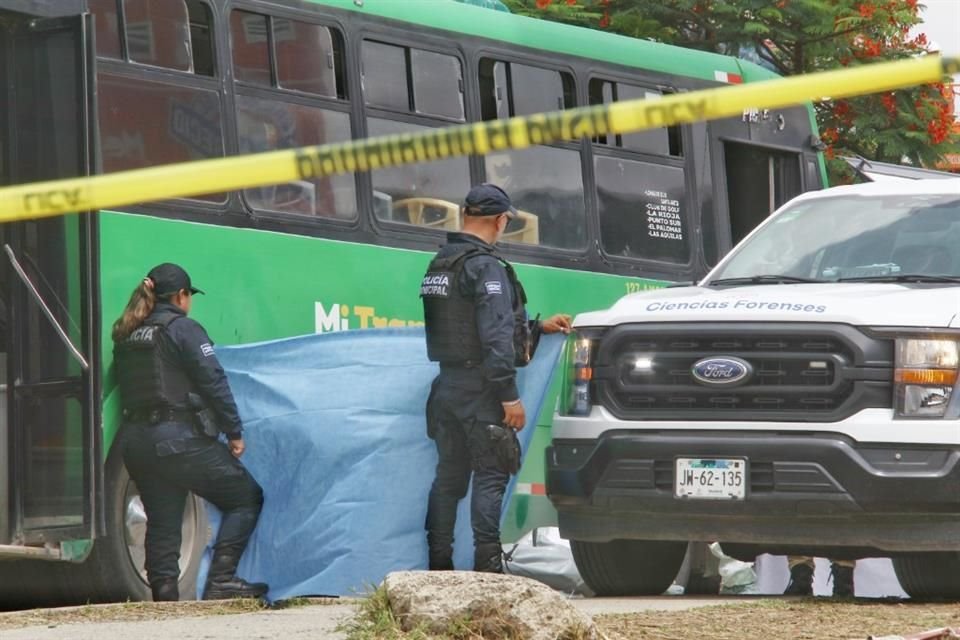 Una mujer murió ayer por la mañana tras ser embestida por una unidad del Transporte Público en el Fraccionamiento La Fortuna, Tlajomulco.