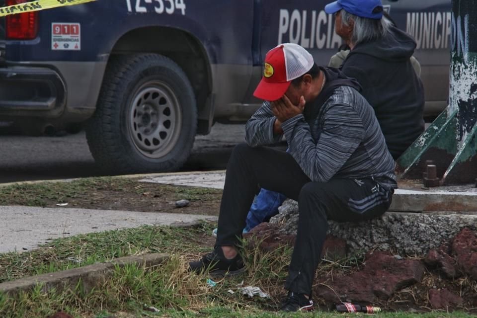 Al lugar llegaron familiares de la fallecida, quienes señalaron que la mujer tenía tres hijos y se dirigía a trabajar.