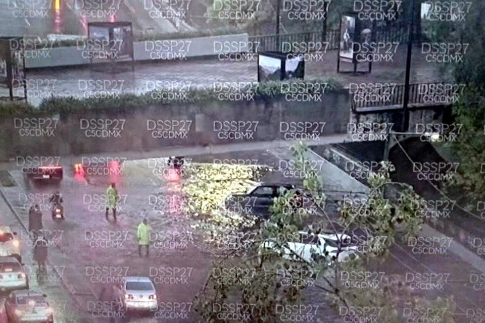 Automóviles quedaron varados en carriles centrales de Circuito Interior a la altura de Paseo de la Reforma, en la Colonia Bosques de Chapultepec 1a Sección.