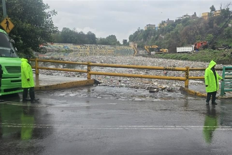 Autoridades desplegaron un dispositivo preventivo por el riesgo de desborde en presa, tras formarse un tapón de basura.