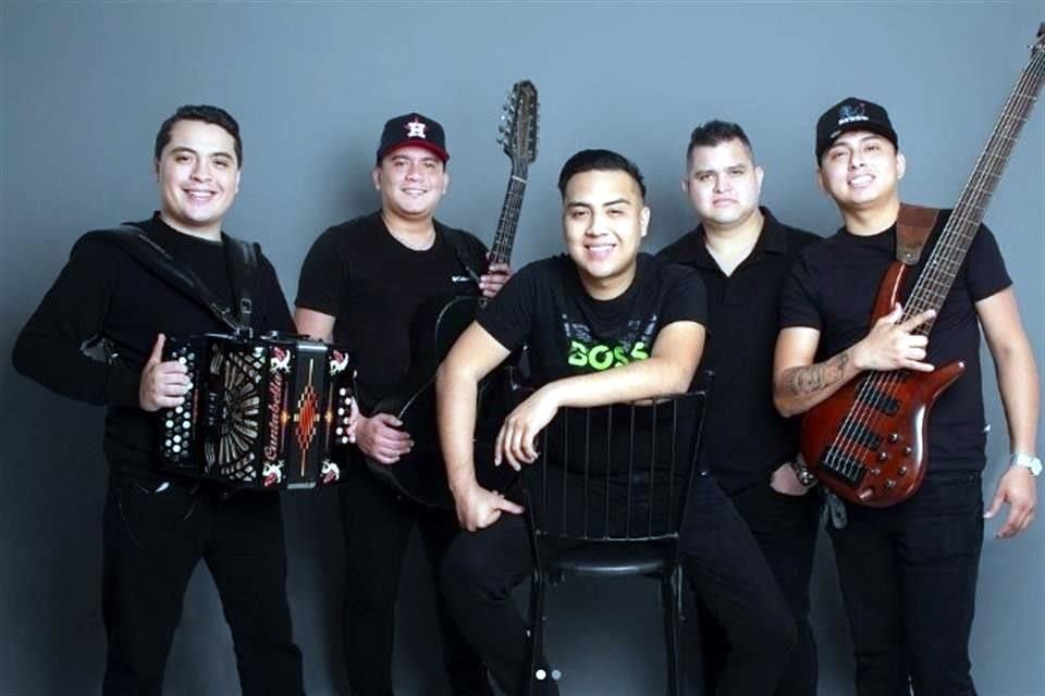 Cuatro integrantes del grupo Los Juniors de Monterrey y su chofer fueron denunciados ayer como desaparecidos.