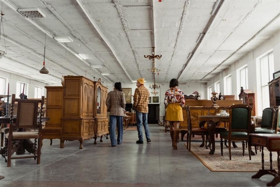 La Secretaría de Economía revisará las importaciones de muebles que no cumplan con las normas mexicanas y afecten la industria nacional.