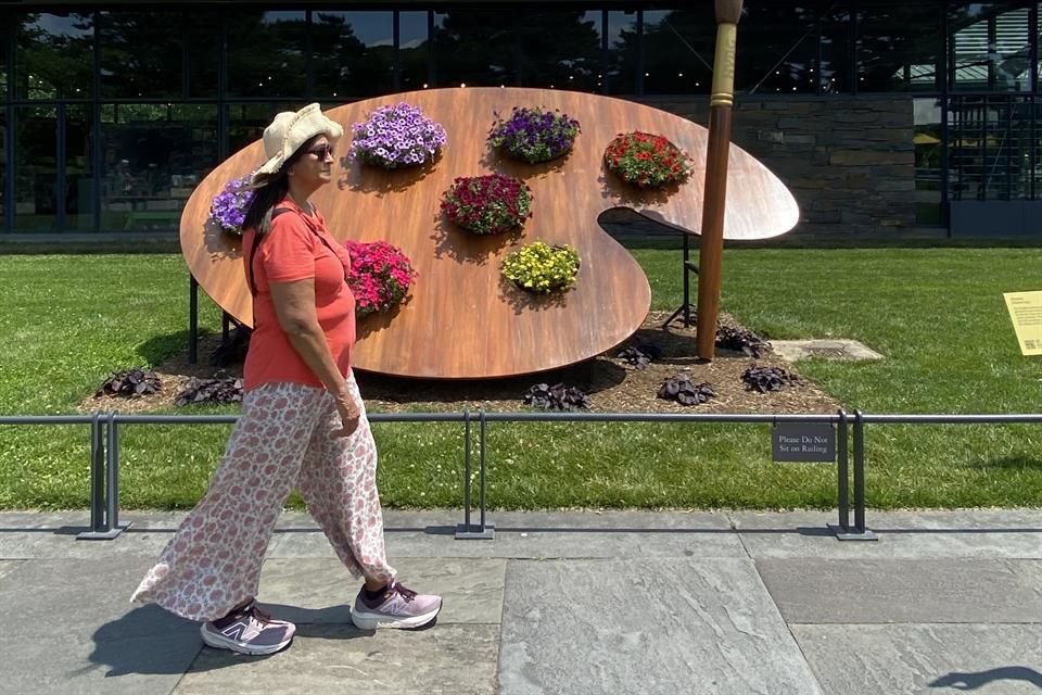La experiencia invita a caminar entre flores reales y recreaciones artísticas de Van Gogh, sin marcos ni vitrinas.