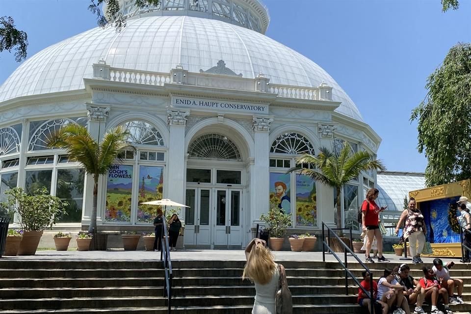 Esta experiencia inmersiva permite a los visitantes tanto explorar un exuberante catálogo botánico como admirar conmovedores paisajes de flores inspirados en la obra del icónico artista.