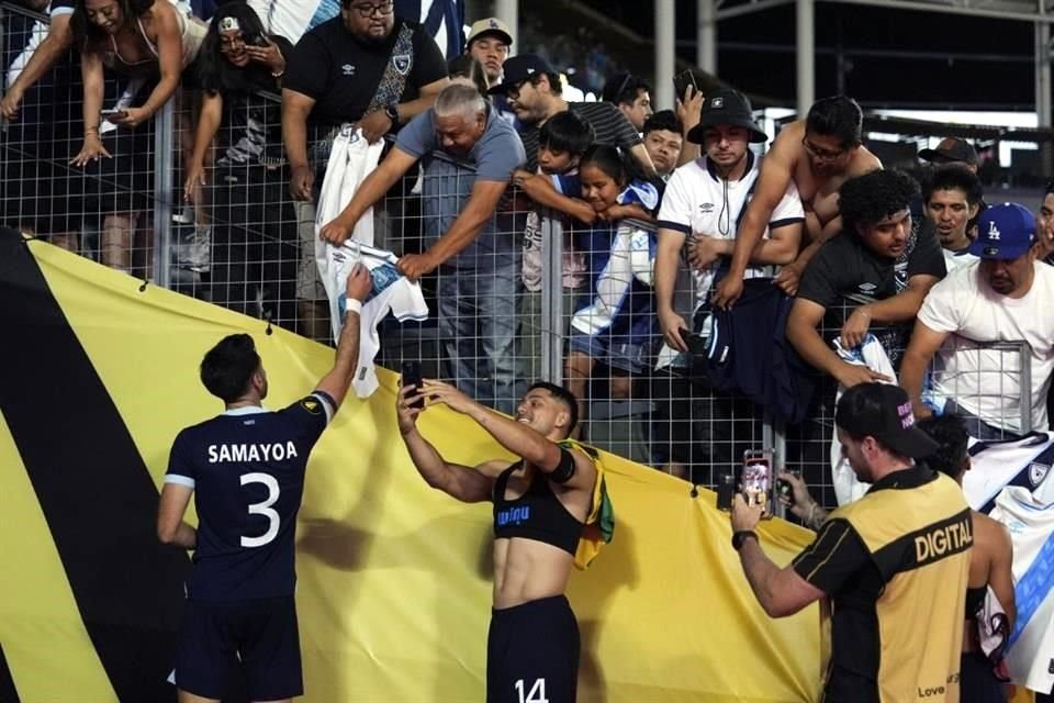 Al final, los guatemaltecos celebraron el triunfo con sus aficonados.
