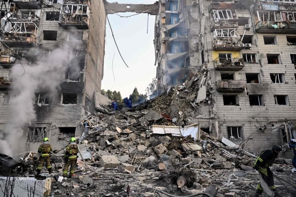Un ataque con misiles y drones rusos dejó al menos 14 muertos y 44 heridos en la capital de Ucrania, informaron funcionarios.