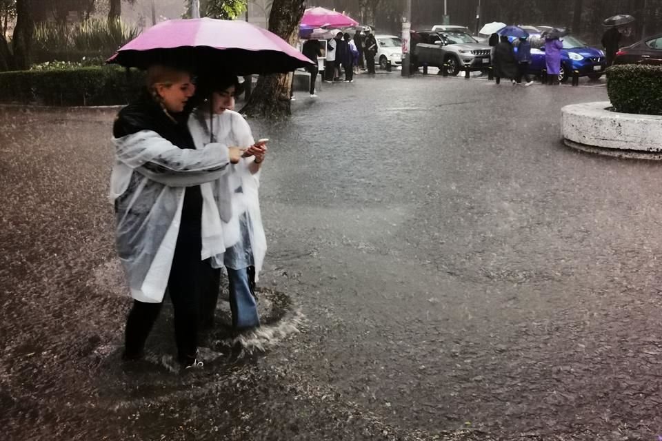 Capitalinos padecieron una nueva jornada de lluvias que se extendió todo el día.