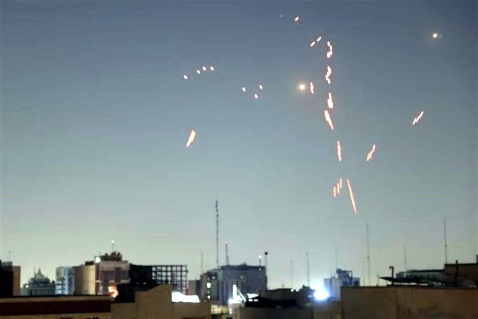 Las defensas aéreas iraníes se pudieron ver iluminando el cielo nocturno de Teherán el sábado.