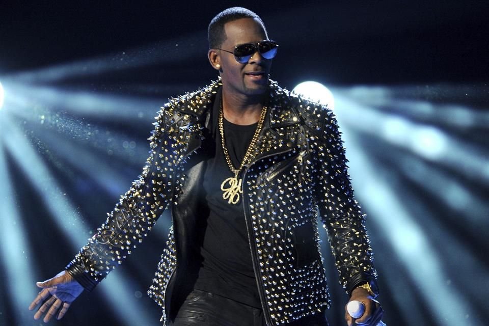R. Kelly fue hospitalizado tras supuesta sobredosis de medicamentos en prisión; abogados acusan a personal de suministrar dosis adicional.