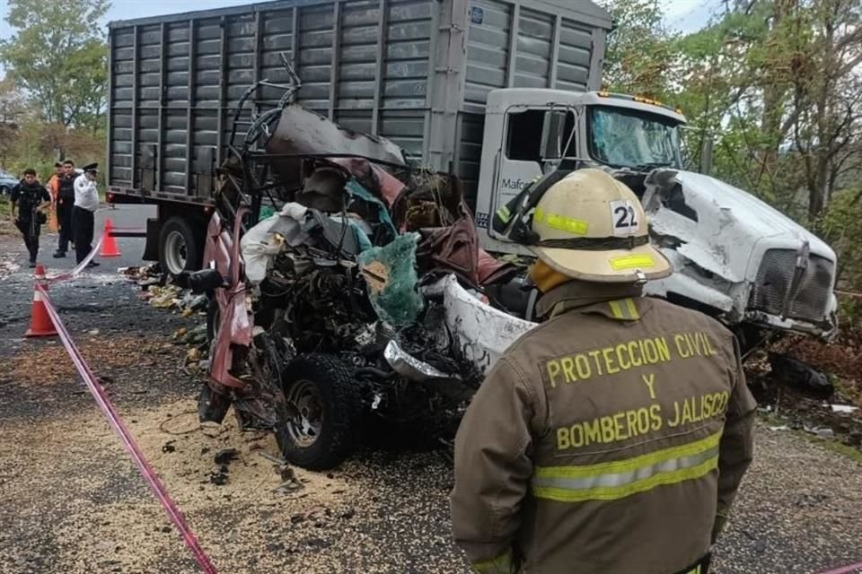 El accidente se registró en el kilómetro 74 de la Carretera Estatal 429, que va de Ciudad Guzmán hacia El Grullo, a la altura de 'Los García'.