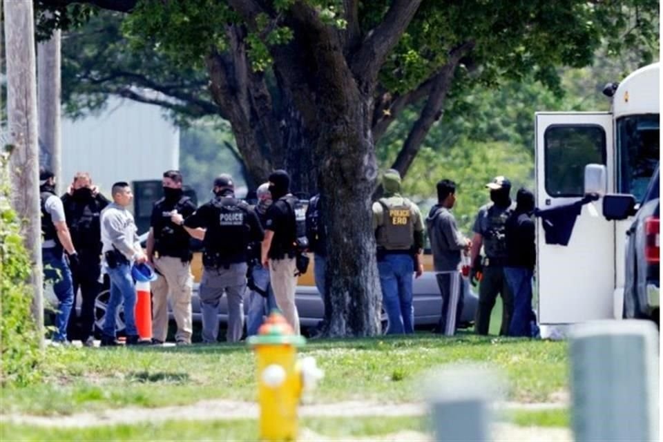 Agentes federales se reúnen cerca de Glenn Valley Foods.