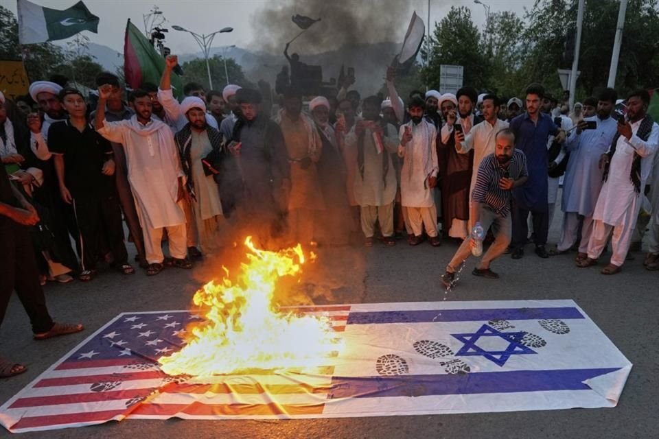 Musulmanes chiitas queman banderas de Estados Unidos y de Israel en Islamabad, Pakistán.