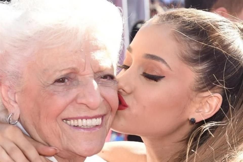 La relación entre Ariana y su 'Nonna' fue muy estrecha, un vínculo que quedó evidenciado en octubre de 2024, cuando la cantante celebró el cumpleaños 99 de su abuela.