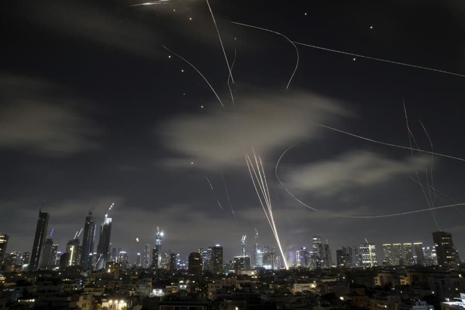 El Domo de Hierro dispara para interceptar misiles procedentes de Irán.