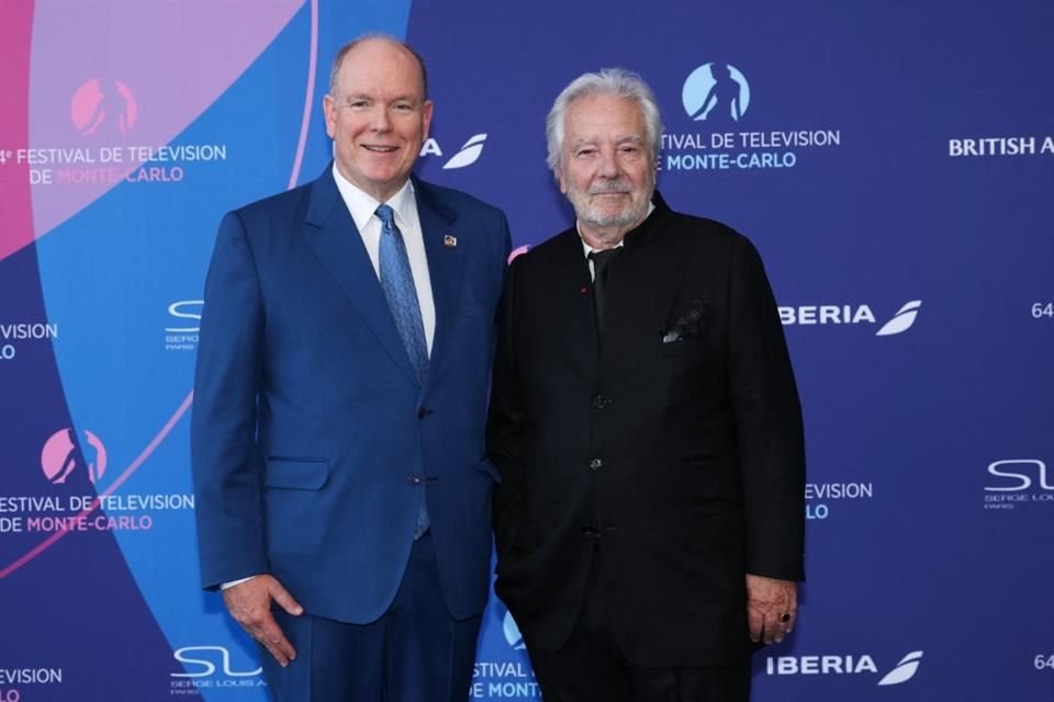 El Príncipe Alberto II clausuró la edición 64 del Festival de Televisión de Montecarlo, donde le dio un premio a la actriz Robin Wright.