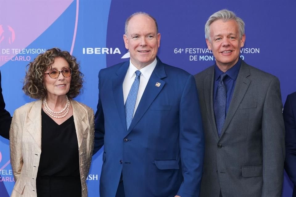 El Príncipe Alberto II clausuró la edición 64 del Festival de Televisión de Montecarlo, donde le dio un premio a la actriz Robin Wright.