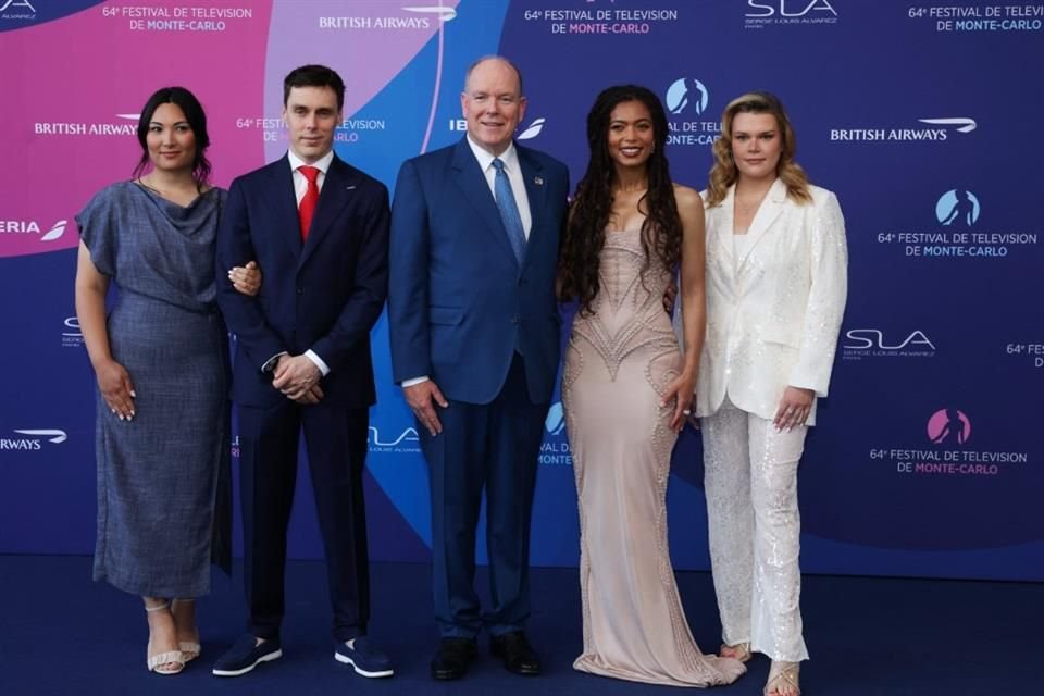 El Príncipe Alberto II clausuró la edición 64 del Festival de Televisión de Montecarlo, donde le dio un premio a la actriz Robin Wright.