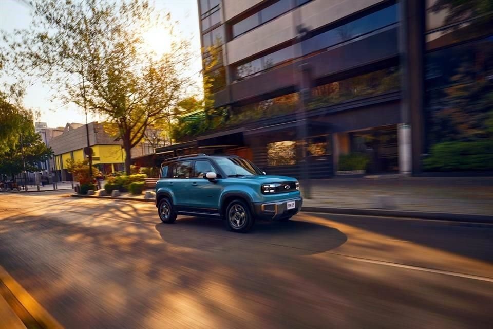 Es verfügt zusätzlich über sechs Airbags, eine autonome Notbremsung, eine Vorwärtskollisionswarnung, eine adaptive Geschwindigkeitsregelung und andere Systeme.
