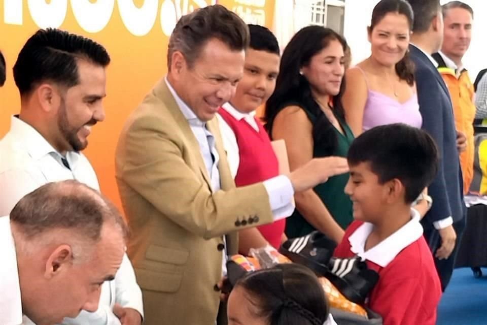 El Gobernador Pablo Lemus en la entrega de paquetes escolares de Listo Jalisco.