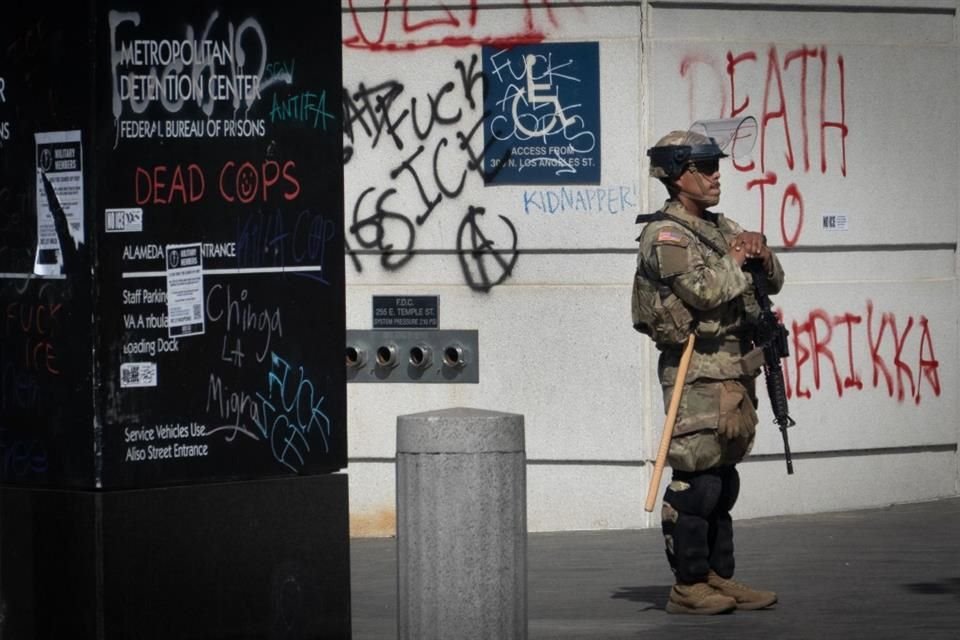 Un agente de la Guardia Nacional resguarda un edificio federal en Los Ángeles, el 17 de junio del 2025.