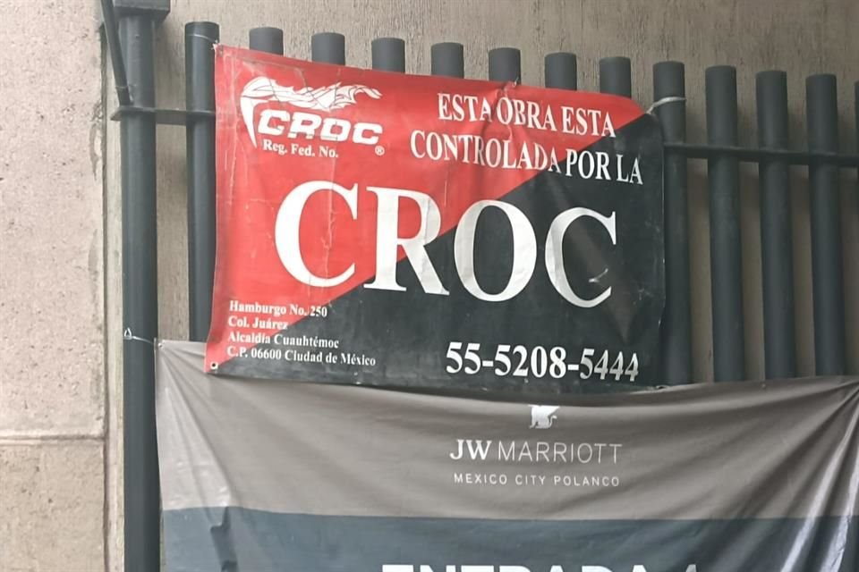 So hängt beispielsweise an einem Hotel in Polanco, das gerade renoviert wird, ein Transparent mit der Aufschrift: „Dieses Projekt wird von der Revolutionären Konföderation der Arbeiter und Bauern (CROC) kontrolliert.“
