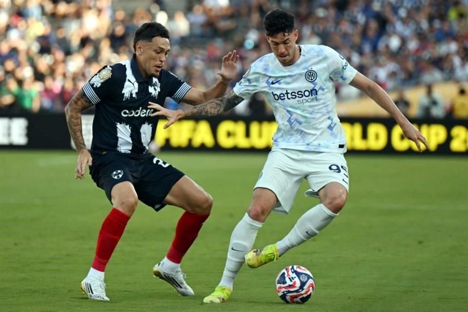 Lucas Ocampos (izq.), y el defensa Alessandro Bastoni, disputan un balón.