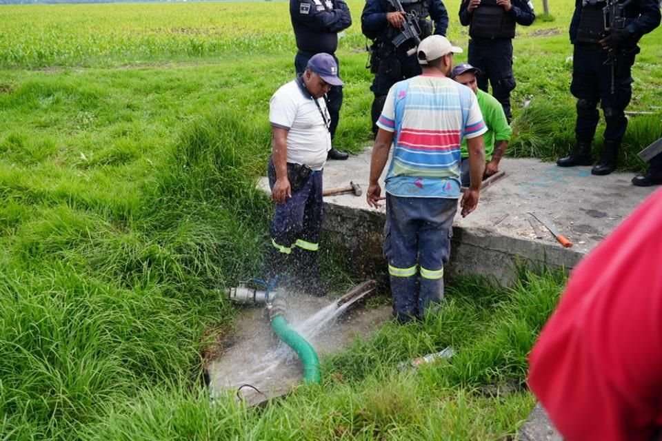 Los puntos de toma ilegal fueron hallados con apoyo de trabajadores del Edomex.