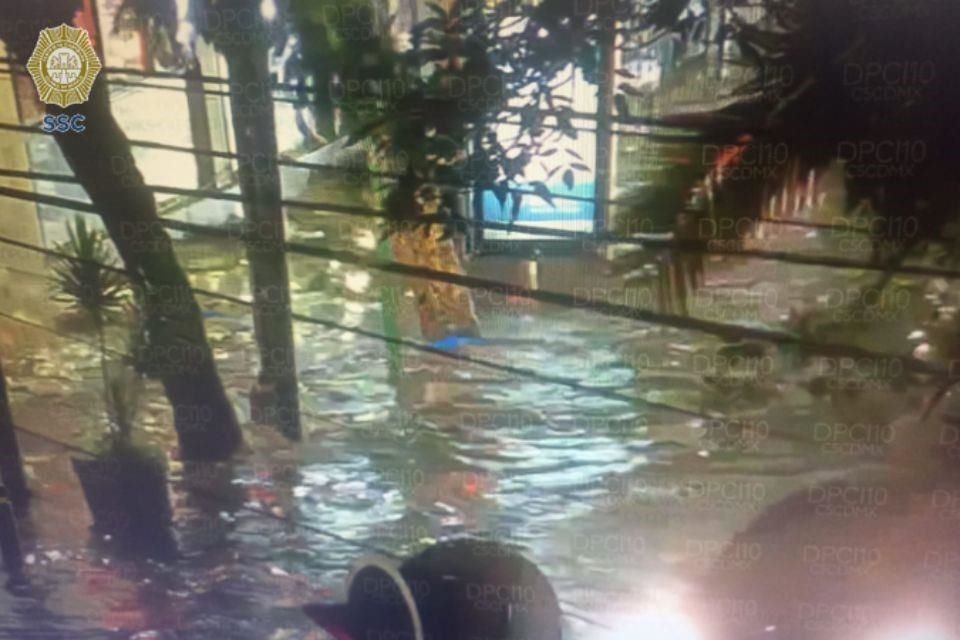Una inundación se registra en en Avenida Nuevo León y Aguascalientes, en la Colonia Hipódromo.