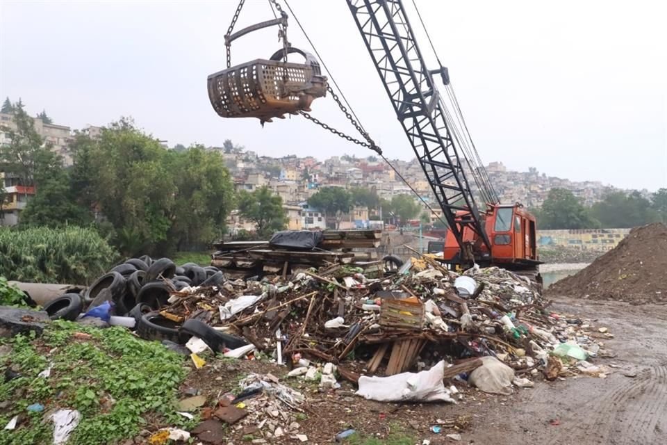 Maquinaria fue empleada para la remoción de residuos, entre llantas, bolsas y muebles.