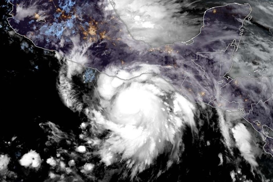 'Erick' se convirtió en huracán de Categoría 1 con rumbo a los límites de Guerrero y Oaxaca, iformó Centro Nacional de Huracanes de EU.